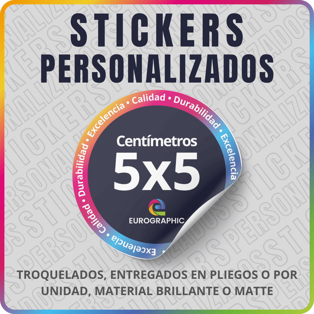 Sticker de 5x5 cm con bordes multicolores, destacando "Excelencia, Calidad, Durabilidad". Texto: "Troquelados, entregados en pliegos o por unidad, material brillante o matte".